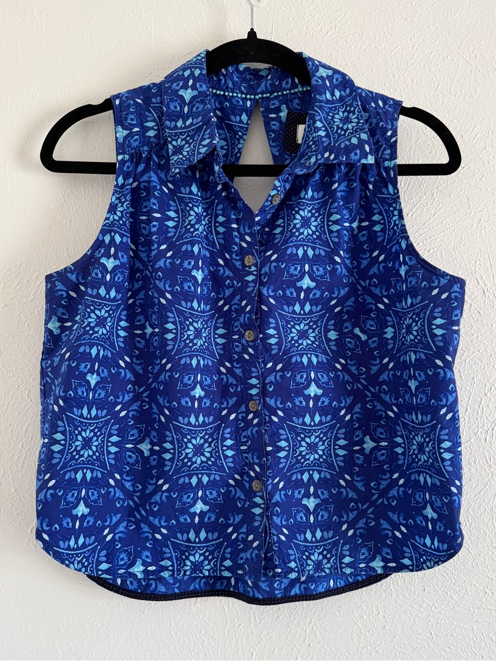 Maeve by Anthropologie Blue Patterned Sleeveless Button-Down Shirt